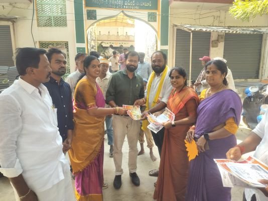 36వ డివిజన్‌లో మల్లేశ్వరి తరఫున మాజీ మేయర్ మదమంచి స్వరూప ప్రచారం..  అరవింద్ నగర్ మసీదు సమీపంలో మైనార్టీ ఓటర్లను కలిసి మద్దతు కోరిన మాజీ మేయర్..