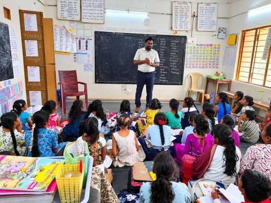 ప్రాథమిక పాఠశాల విద్యార్థులకు స్పోకెన్ ఇంగ్లీష్‌పై ప్రత్యేక శిక్షణ తరగతులు  ---ప్రముఖ స్పోకెన్ ఇంగ్లీష్ శిక్షకులు, కార్పొరేట్ ట్రైనర్ డా. కె.వి. నారాయణ్