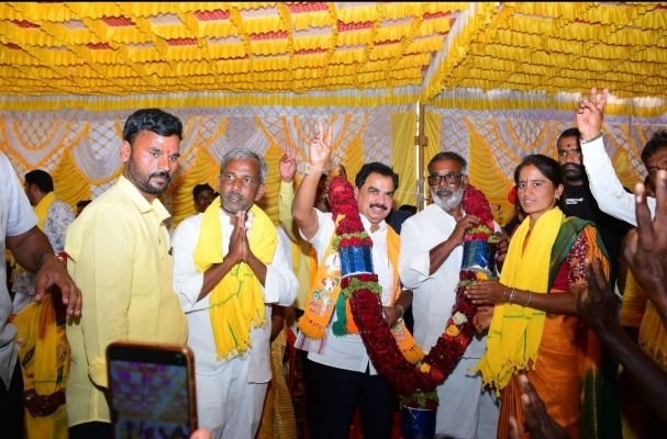 పసపుమాయమైన మలయానుర్, ఎమ్మెల్యే ప్రచారానికి భారీ స్పందన.
