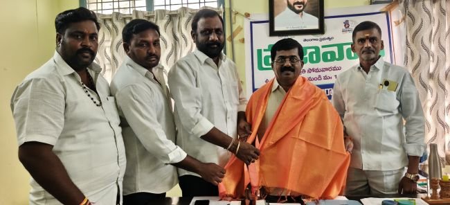 నూతన ఎంపీడీవోను కలిసిన వీణవంక కాంగ్రెస్ పార్టీ నాయకులు