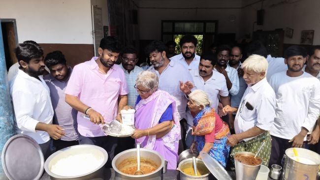 అనాధ వృద్ధులకు అన్నదానం... ఘనంగా జన్మదిన వేడుకలు