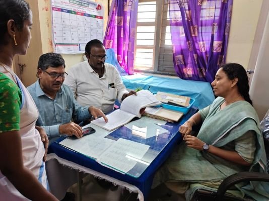 స్వర్ణ వైద్యశాలను సందర్శించిన బాపట్ల జిల్లా మలేరియా అధికారి నాగార్జున రావు 