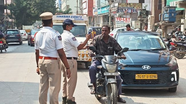 పట్టపగలే డ్రంకెన్ డ్రైవ్.. ఐదుగురు పట్టివేత