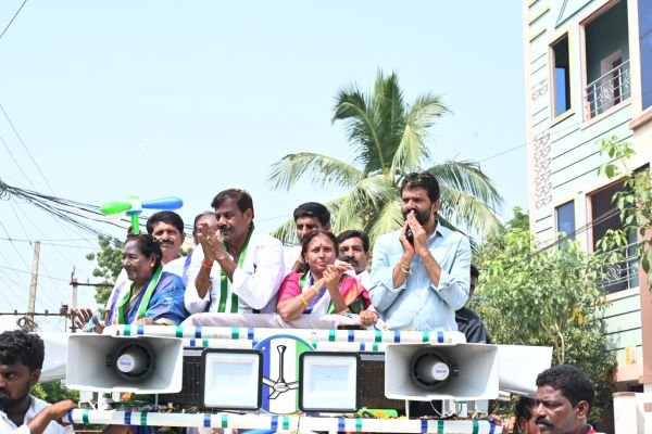 14 డివిజన్లో హోరెత్తించిన వైసీపీ ఎన్నికల ప్రచారం.
