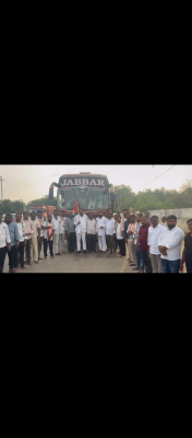   ఢిల్లీ సభకు మక్తల్ నుంచి కాంగ్రెస్ శ్రేణుల తరలింపు కార్యకర్తల్లో ఉత్సాహం నింపుతూ బస్సులో ప్రయాణించిన మంత్రి వాకిటి శ్రీహరి