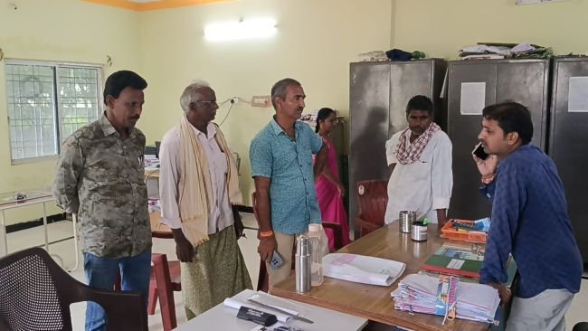 ప్రారంభోత్సవం ఆర్భాటం... కొనుగోళ్లలో మాత్రం శూన్యం!  --నెల రోజులైనా పెసల కొనుగోళ్లు ప్రారంభించని అధికారులు..  --మార్క్‌ఫెడ్ కేంద్రం చుట్టూ రైతుల ప్రదక్షిణలు..  --ఉన్నతాధికారులు స్పందించాలని అన్నదాతల డిమాండ్