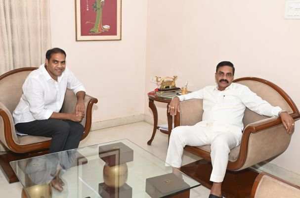 కాకాణితో వైసీపీ మేయర్ చీఫ్ ఏజెంట్ ఆనం కార్తీక్ భేటీ