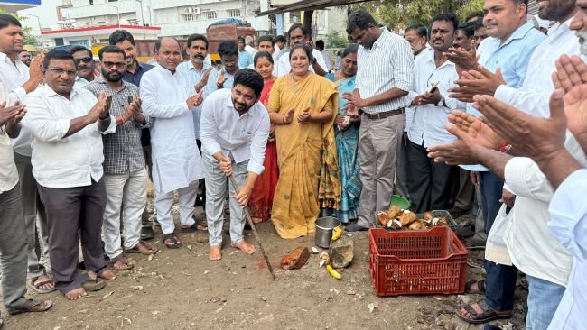 సీసీసీ కార్నర్‌ చౌరస్తాలో సులభ్‌ కాంప్లెక్స్‌ నిర్మాణానికి భూమిపూజ