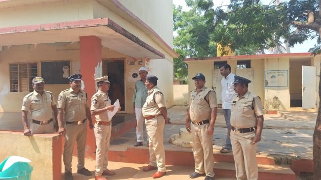 జిల్లావ్యాప్తంగా పోలింగ్ కేంద్రాలను పరిశీలిస్తున్న పోలీసు అధికారులు