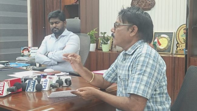 బ్యాలెట్ ద్వారా ఓటు వేసే విధానంపై ఓటర్లకు అవగాహన