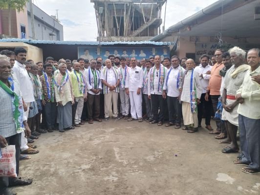 టీడీపీ నుంచి వైఎస్సార్‌సీపీలోకి 100 కుటుంబాల చేరికలు:
