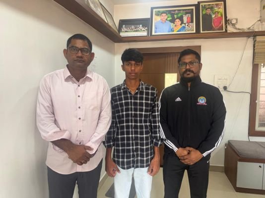 అండర్-19 రాష్ట్రస్థాయి క్రికెట్ పోటీలకు ఎంపికైన తేజస్ విద్యార్థి