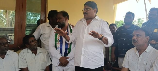 స్థానిక సంస్థల ఎన్నికల్లో వైకాపా అభ్యర్థులను గెలిపించి జగన్ కు బహుమతిగా అందించాలి 