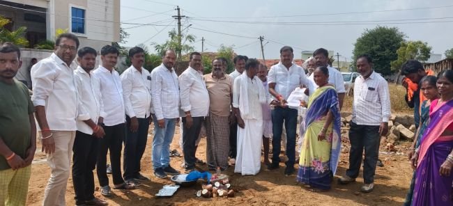 ఇందిరమ్మ గృహాలకు భూమి పూజ చేసిన మున్సిపల్ చైర్మన్ పద్మ శ్రీకాంత్