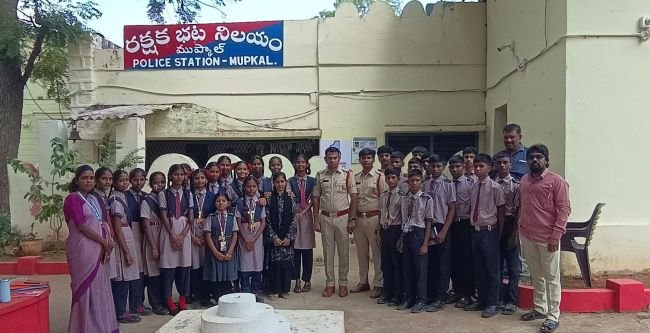 పోలీస్ స్టేషన్ వ్యవస్థపై విద్యార్థులకు అవగాహన