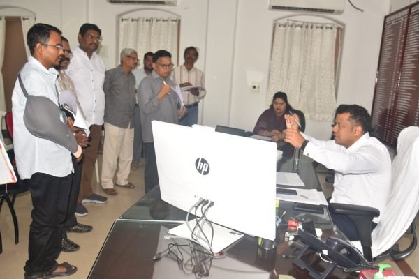 స్థానిక సంస్థల ఎన్నికలకు పోలింగ్ సిబ్బంది, మైక్రో అబ్జర్వర్ల మూడో విడత రాండమైజేషన్ పూర్తి