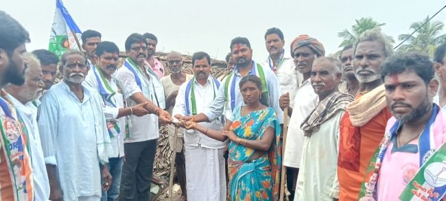 కొణతాలపాలెంలో వరదలకు కూలిన పూరిళ్ళు     *భాధిత కుటుంబానికి రూ.5 వేలు ఆర్థిక సాయం *