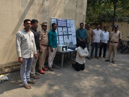 ఆధార్, పాన్ కార్డుల్లో అక్రమ మార్పులు..      జిరాక్స్ సెంటర్ నిర్వాహకుడు అరెస్ట్.