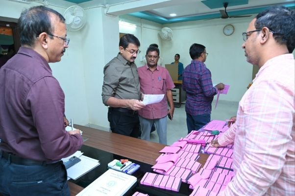 పోస్టల్ బ్యాలెట్ ఓటింగ్‌ను పరిశీలించిన జిల్లా కలెక్టర్ ఎస్.రాంసుందర్ రెడ్డి