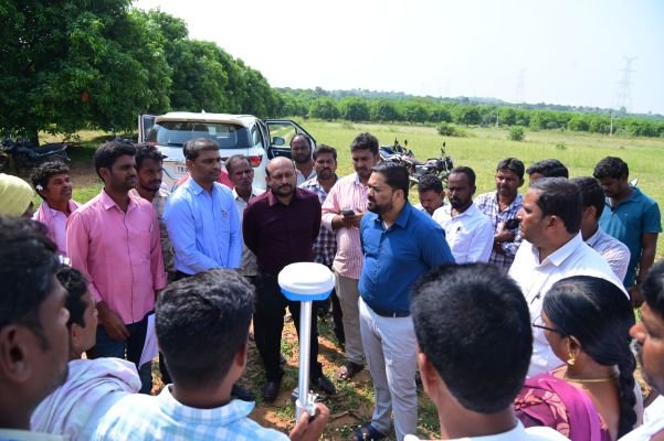 పోచారంలో భూముల రీసర్వేను ఆకస్మికంగా తనిఖీ చేసిన జిల్లా కలెక్టర్ , రైతుల సమస్యలను కలెక్టర్ దృష్టికి తీసుకువెళ్లిన కాంగ్రెస్ నాయకులు శివ రాజేశ్వరరావు  రీసర్వేను త్వరితగతిన పూర్తి చేయాలి: కలెక్టర్ హేమంత్ కేశవ్ పాటిల్