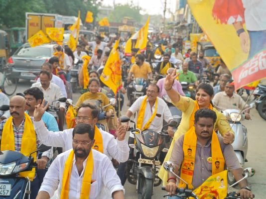 11 వ డివిజన్ లో కొండా గీతిక బైక్ ర్యాలీ లో పాల్గొన్న ముక్కల ద్వారకానాద్