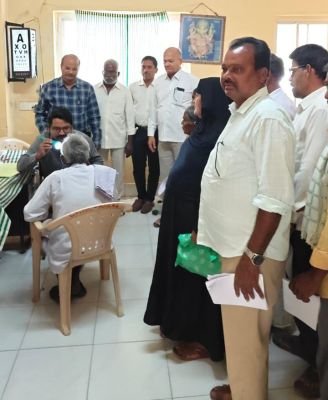 ఉచిత కంటి శిబిరంలో 55 మందికి కంటి పరీక్షలు....*  *20 మందికి కంటి ఆపరేషన్లు....*  జిల్లా ఉప వైద్య ఆరోగ్యశాఖ అధికారి డాక్టర్ భరత్ కుమార్ రెడ్డి...