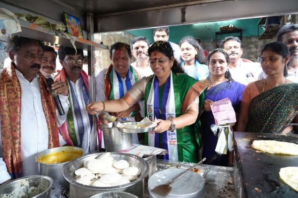 దక్షిణంలో వైసిపి మేయర్ అభ్యర్థి వరుదు కళ్యాణి విస్తృతంగా ప్రచారం