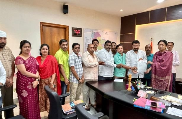ఉద్యోగులకు 17 శాతం హెచ్‌ఆర్‌ఏ అమలుకు ప్రతిపాదనలు పంపిస్తాం - కలెక్టర్ చిత్రా మిశ్రా హామీ