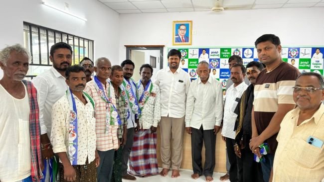 వైయస్సార్ గూటికి పలు కుటుంబాలు 