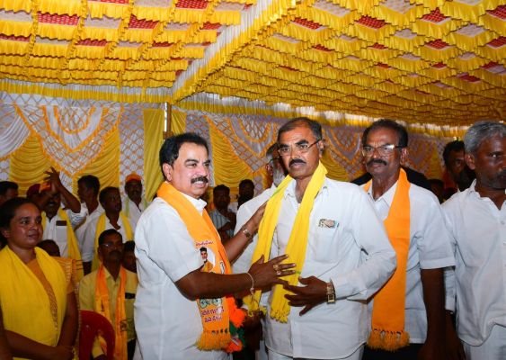 ఎమ్మెల్యే సమక్షంలో టిడిపిలో కాంగ్రెస్ జెడ్పి  అభ్యర్థి బసవరాజు.