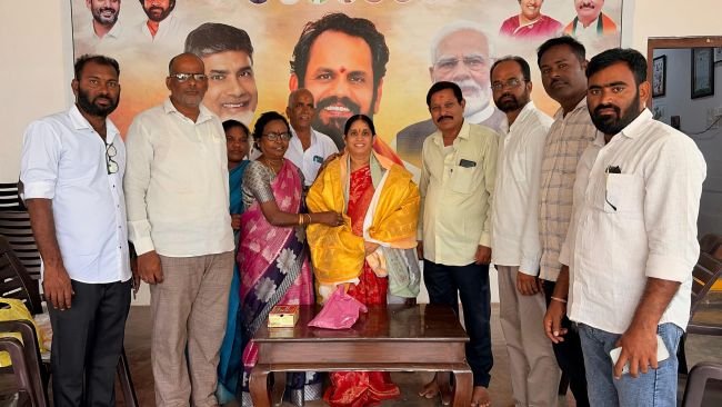 ఎంపీటీసీ గా ఏకగ్రీవంగా ఎన్నికైన రజినిఎన్ఈఆర్ ని సత్కరించిన బిజెపి నాయకులు