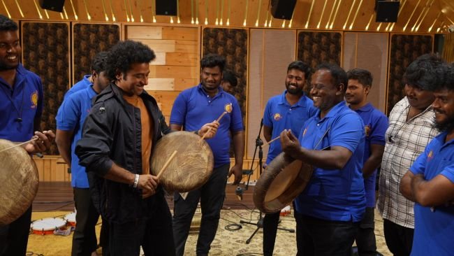 ఎల్లమ్మ’ టైటిల్ సాంగ్ రికార్డింగ్‌లో రాక్‌స్టార్ దేవిశ్రీ ప్రసాద్.. 100 మంది జానపద కళాకారులతో మ్యూజికల్ తుఫాన్!
