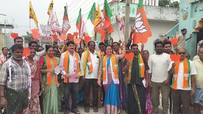 గెలుపే లక్ష్యంగా ప్రచారంలో  జెడ్పిటిసి అభ్యర్థి రెడ్డి పావని 