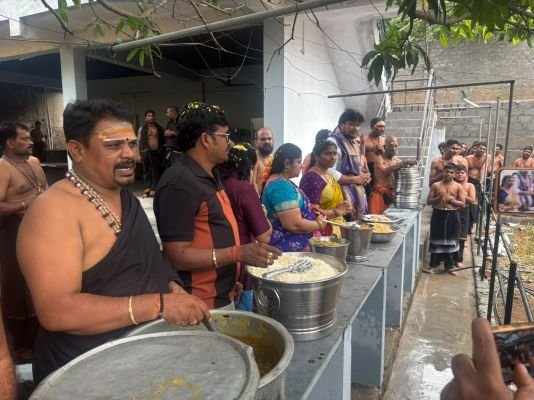 అయ్యప్ప స్వాములకు మహా అన్న ప్రసాద వితరణ