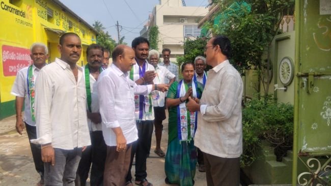 పొలమూరులో వైఎస్సార్‌సీపీ ఎన్నికల ప్రచార జోరు-  జడ్పీటీసీ, ఎంపీటీసీ అభ్యర్థులను అఖండ మెజారిటీతో గెలిపించండి – సత్తి రామారెడ్డి.