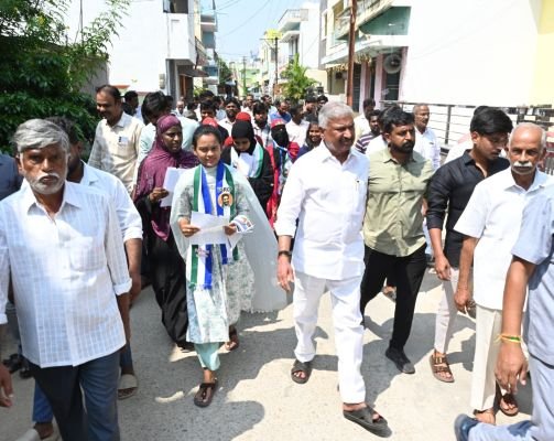బెదిరింపులపై ఎన్నికల కమీషన్ జోక్యం చేసుకోవాలి: పెద్దిరెడ్డి.  ఏజెంట్లకు బెదిరింపులు తగదు.  అడ్డుదారి మార్గాల్లో గెలవాలని ప్రయత్నాలు. కార్యకర్తలు సైనికులై పోరాడాలి. 