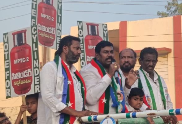 ఎమ్మెల్యే విరుపాక్షి హొళగుందలో సుడిగాలి పర్యటన 