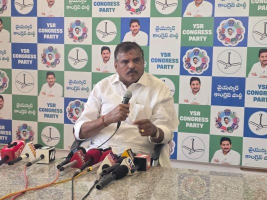 తుఫాన్ బాధితుల కన్నా రాజకీయాలు ముఖ్యమా..!   * ప్రెస్ మీట్ లో మండలి విపక్ష నేత బొత్స *