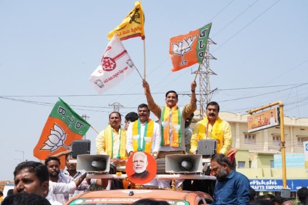చివరి రోజు మిన్నంటిన కూటమి ప్రచార హోరు..  ప్రచారంలో కేంద్ర మంత్రి తోఖన్ సాహు, మాధవ్ సహా కీలక నేతలు..  ఎమ్మెల్యే దగ్గుపాటి ఆధ్వర్యంలో భారీ రోడ్ షో.. కూటమి ర్యాలీకి పోటెత్తిన జనసందోహం.. 3పార్టీల్లో జోష్  మేయర్ అభ్యర్థి ఇస్తున్న ప్రతి హామీకి నాది బాధ్యత.. కేంద్ర మంత్రి తోఖన్ సాహు  అండర్ గ్రౌండ్ డ్రైనేజ