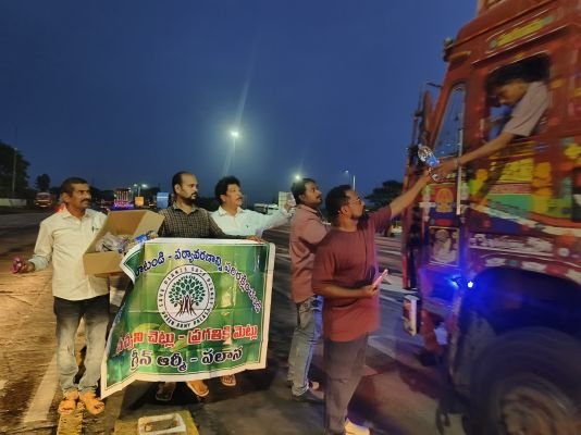 అర్నబ్ తుఫాన్ లో చిక్కుకున్న వాహనదారులకు గ్రీన్ ఆర్మీ అండ