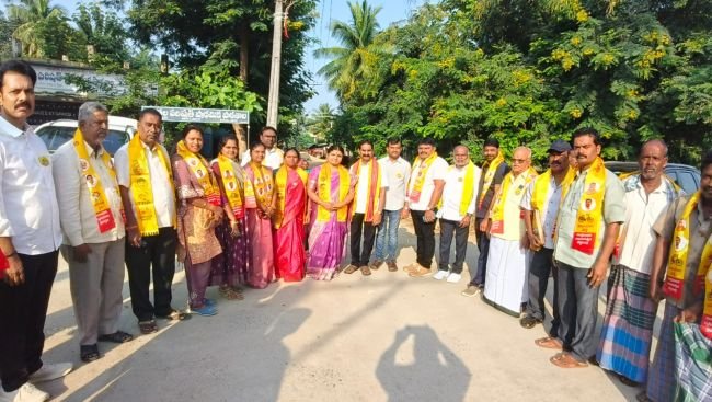 చిత్తూరు మండలంలో కూటమి ప్రచారం జోరు - కుర్చివేడులో పర్యటించిన ముత్తుకూరు ఎంపీపీ, జడ్పీటీసీ అభ్యర్థులు - సైకిల్ గుర్తుకు ఓటు వేసి అభివృద్ధిని ఆశీర్వదించండి: అభ్యర్థుల పిలుపు