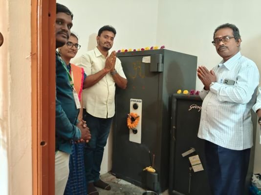 బంగారం పై రుణాలు అందించిన రౌతు నాగరాజు