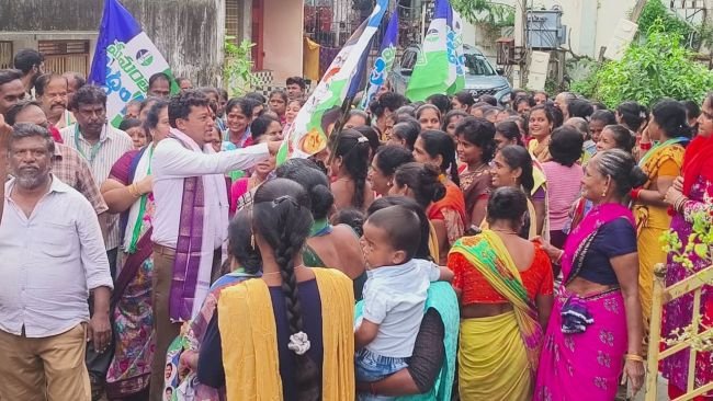 30వ వార్డులో తూముల సుజాతకు మద్దతుగా మాజీ మంత్రి అప్పలరాజు ప్రచారం