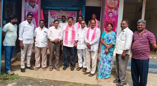 పట్టభద్రుల ఓటే ప్రభుత్వానికి గట్టి సమాధానం!*  *ఓటరు నమోదు ప్రక్రియను వేగవంతం చేయాలి..*              *అర్హులైన ప్రతి పట్టభద్రుడు ఓటరుగా నమోదు కావాలి: ఆర్.జె.సి. కృష్ణ*   వైరా రూరల్ (సూర్య న్యూస్):- 