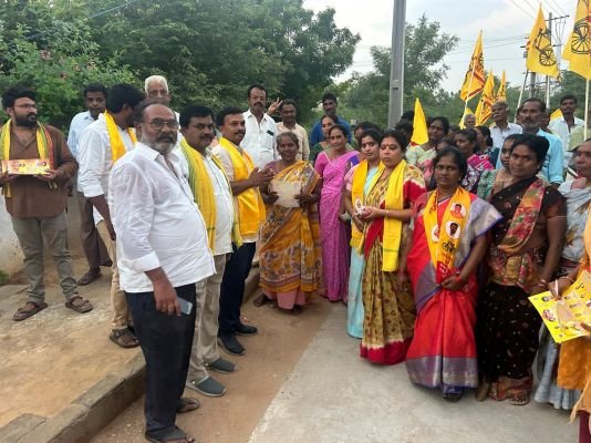 మహిమలూరు పంచాయతీలో టీడీపీ అభ్యర్థుల ఇంటింటి ప్రచారం