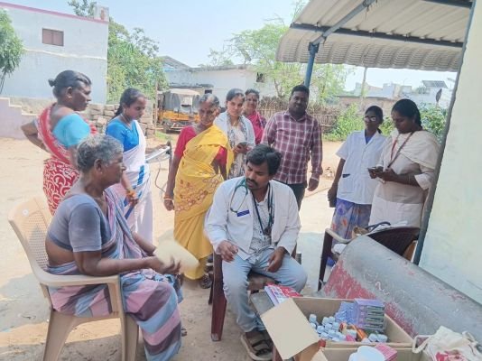 గ్రామాల్లోని ప్రజలకు  హోమియోవైద్యముపై  అవగాహన కల్పిస్తున్న హోమియోవైద్యులు కరుణాకర్ 