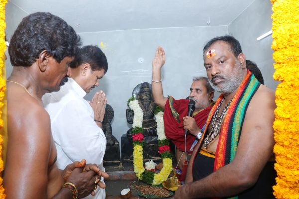 పొన్నూరులో వీరబ్రహ్మేంద్ర స్వామి విగ్రహావిష్కరణలో పాల్గొన్న......... ఎమ్మెల్యే ధూళిపాల నరేంద్ర కుమార్