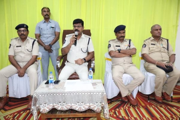 సమయస్ఫూర్తితో వ్యవహరిస్తూ ఎన్నికల విధులను సమర్థవంతంగా నిర్వహించాలి  జిల్లా ఎస్పీ  బి.ఉమామహేశ్వర్ 