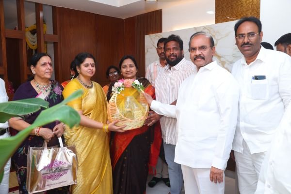 కన్నెగంటి బాలు నూతన గృహప్రవేశ వేడుకలో పాల్గొన్న మాజీ మంత్రి ప్రత్తిపాటి పుల్లారావు