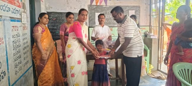 విద్యార్థులకు విద్యా సామాగ్రి పంపిణీ